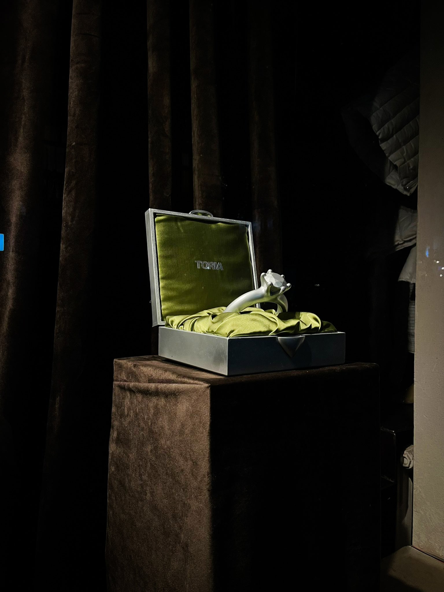 Window Display | 02.09 – 18.09 TORIA – Faux Carat
