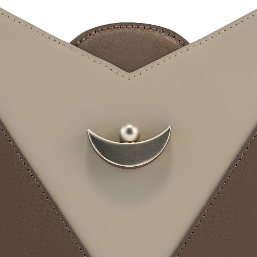 The Arrow Bag Chocolate/Taupe